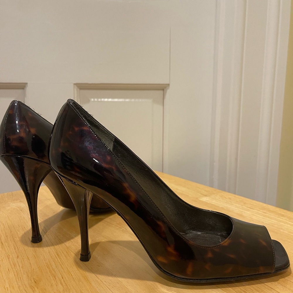 Stuart Weitzman peep-toe cognac tortoise pumps 8M - Picture 3 of 5